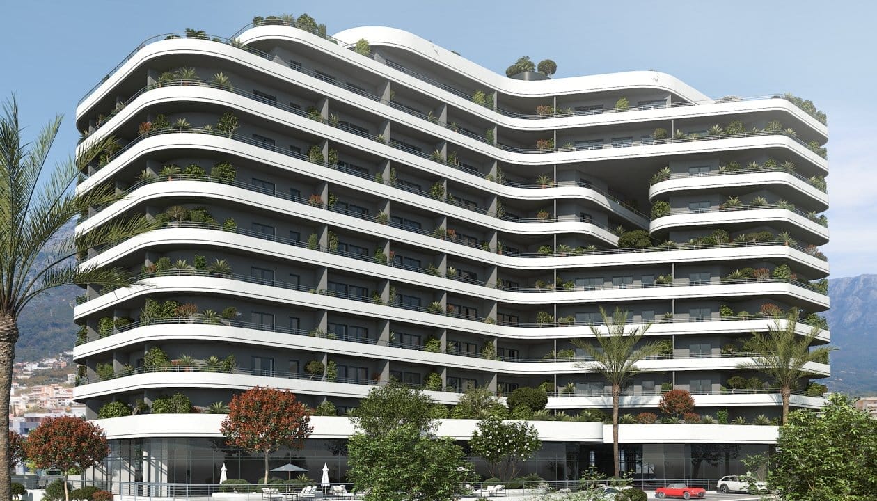 Современный жилой комплекс с террасами и озеленением в городе Бар, Черногория: фасад здания с панорамными балконами.