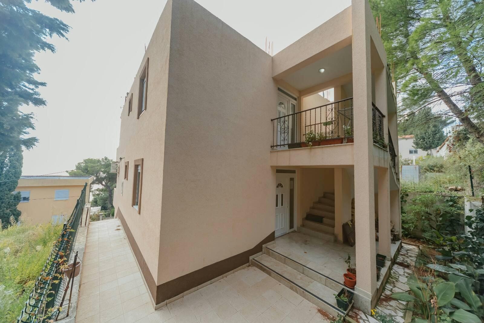 Karadağ, Šušanj bölgesinde teraslı ve merdivenli iki katlı ev: bina cephesi ve çevresi.