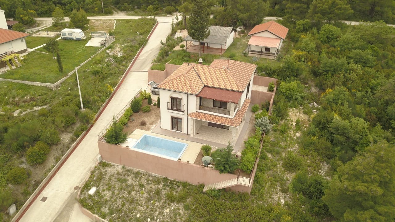 Zweigeschossige Villa mit Pool und Terrasse in Igalo, Montenegro: Luftaufnahme des Grundstücks und des Ziegeldachs des Hauses.