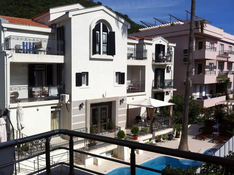 Апартаменты в Петроваце, Черногория: вид на жилой комплекс с бассейном, террасами и меблированными балконами.