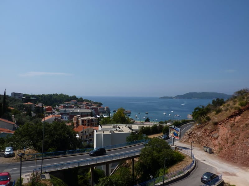 Vue panoramique sur la mer et le village de Pržno au Monténégro, avec la route et les infrastructures côtières.