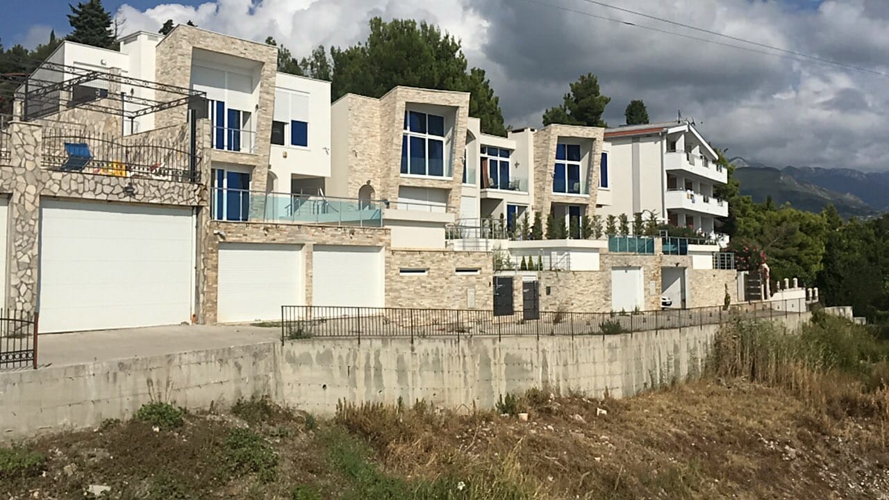 Moderne Villen mit Steinverkleidung und Garagen in Šušanj, Bar Riviera, Montenegro: Außenansicht der Wohnanlage.