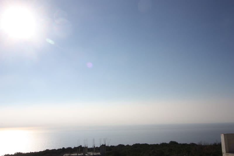Panoramski pogled na more sa zemljišne parcele u Krimovici, Crna Gora: sunčani horizont i prirodni pejzaž.