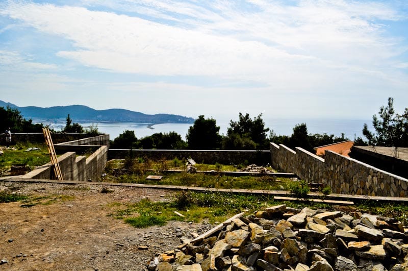 Działka budowlana w Šušanj, Czarnogóra, z panoramicznym widokiem na morze i góry, przygotowany teren pod zabudowę.