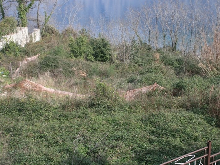 Земельный участок под застройку с панорамным видом на море в Прчани, Черногория, на склоне с густой растительностью.