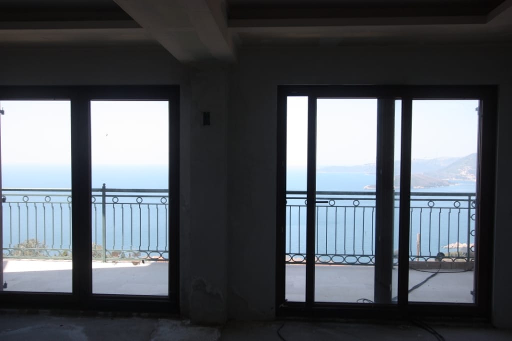 Salon z panoramicznym widokiem na morze i tarasem w budowanej willi, Blizikuće, Czarnogóra.
