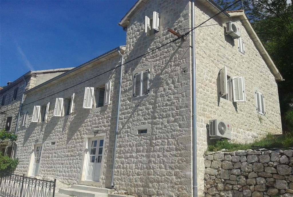 Dvospratna kamena vila u mediteranskom stilu u Dražinom Vrtu, Crna Gora: fasada od prirodnog kamena i kapci.