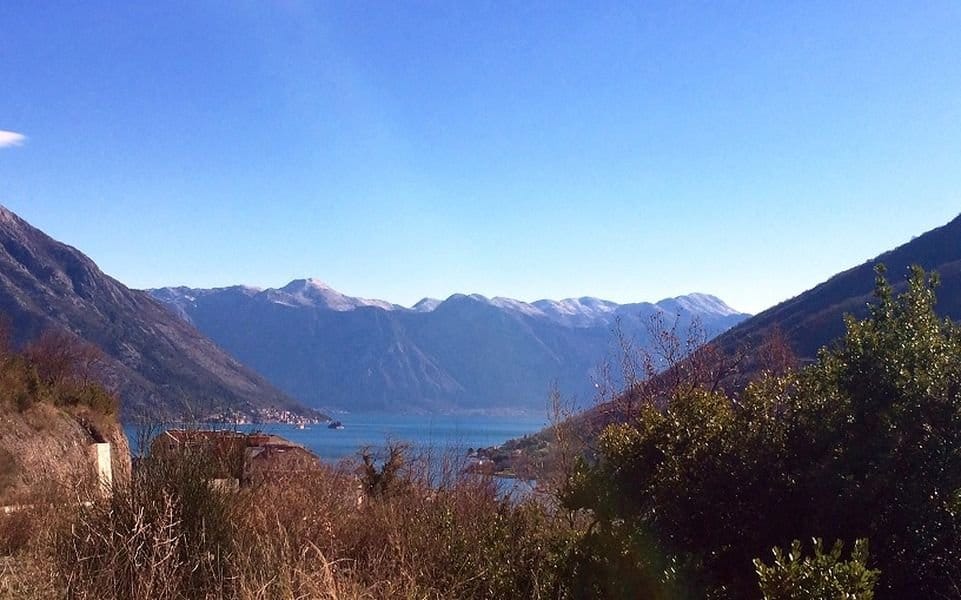 Panoramablick auf die Bucht von Kotor und die Berge von einem Grundstück in Morinj, Montenegro.