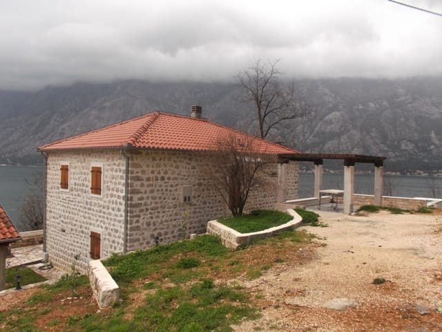 Karadağ, Prčanj'de teraslı ve Kotor Körfezi manzaralı Akdeniz tarzı taş ev.