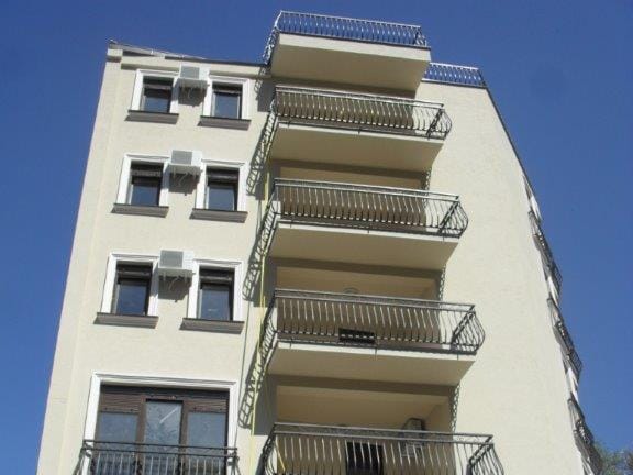 Façade d'un immeuble résidentiel moderne avec balcons à Rafailovići, Monténégro : vue de la résidence depuis la rue.