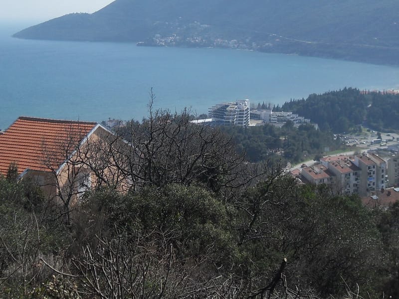 Panoramski pogled na more i Bokokotorski zaliv sa zemljišne parcele u Herceg Novom, Crna Gora.
