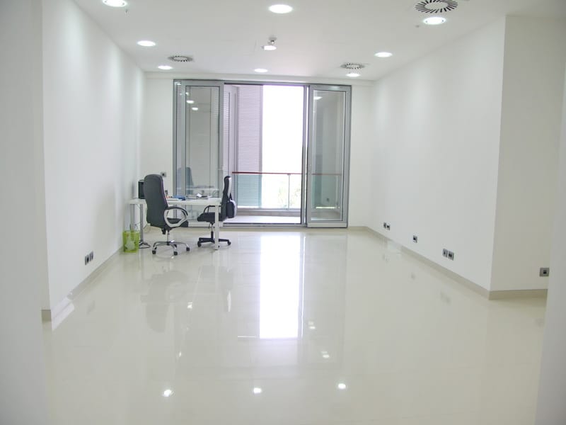 Светлый офисный кабинет с белой отделкой и выходом на балкон в бизнес-центре Будвы, Черногория.