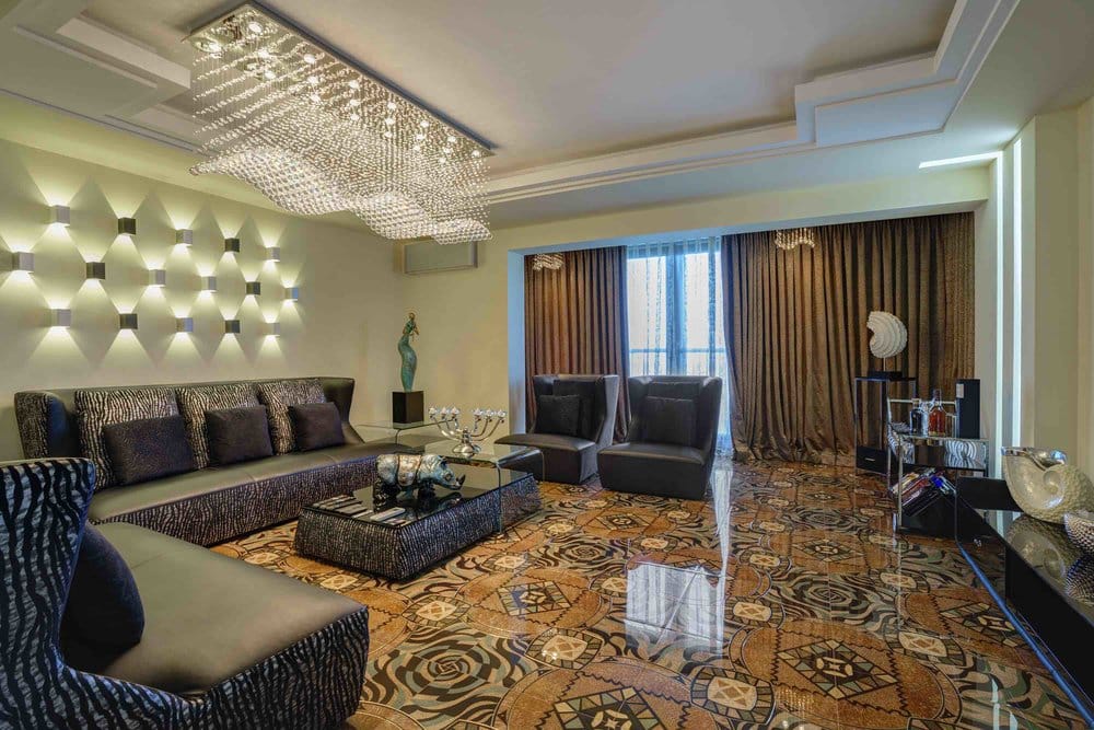 Salon luxueux avec lustre design et sol en marbre dans une villa à Seoce, Monténégro. Intérieur moderne avec mobilier contemporain.