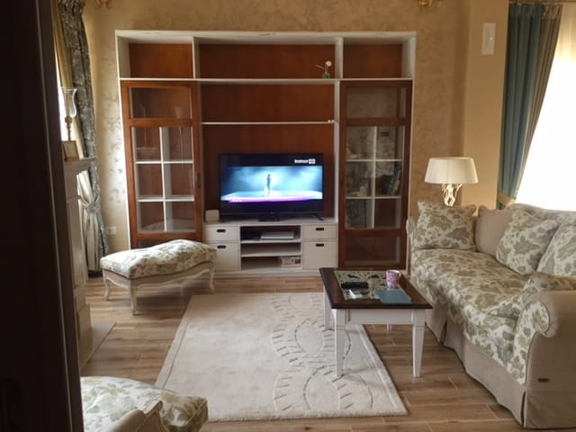 Уютная гостиная с мягкой мебелью и ТВ-стенкой в доме на продажу, Зеленика, Черногория.