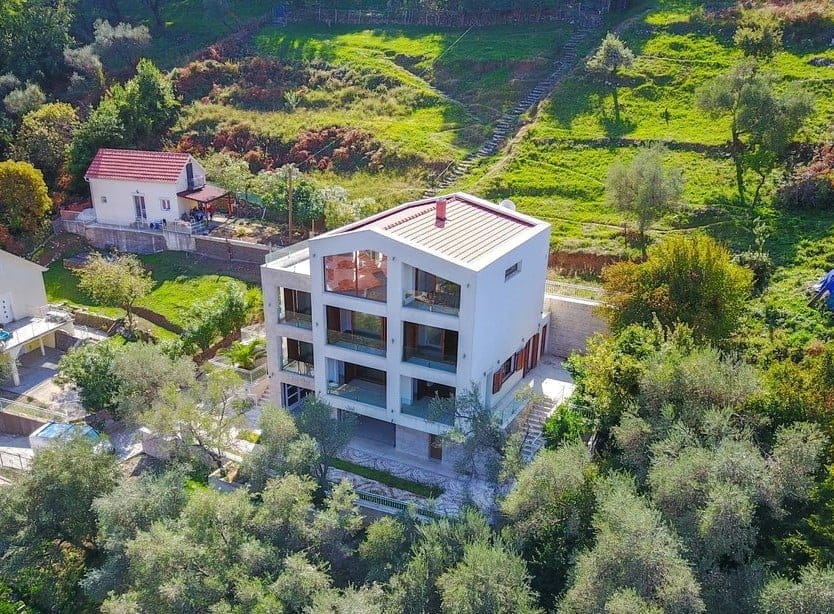 Trzypiętrowa nowoczesna willa z panoramicznymi oknami i tarasami, otoczona gajem oliwnym, Stoliv, Czarnogóra.