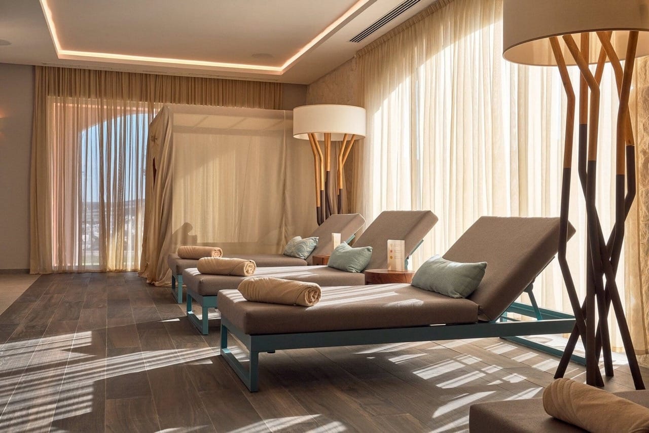 Зона отдыха с шезлонгами в спа-центре апартаментов Lustica Bay, Радовичи, Черногория: стильный интерьер и декор.