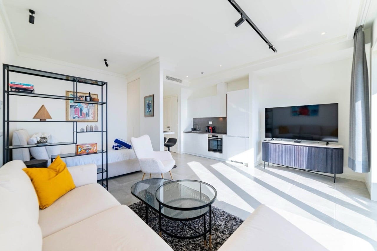 Modernes Wohnzimmer mit Küche in den Apartments von Luštica Bay, Radovići, Montenegro: helles Interieur, stilvolle Möbel.