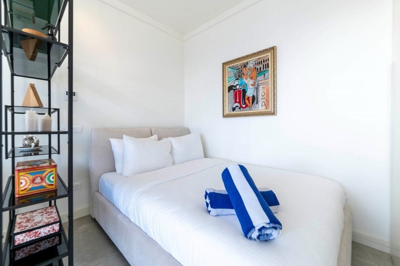 Gemütliches Schlafzimmer mit Doppelbett in einer Wohnung, Luštica Bay, Radovići, Montenegro: modernes Interieur und Dekor.