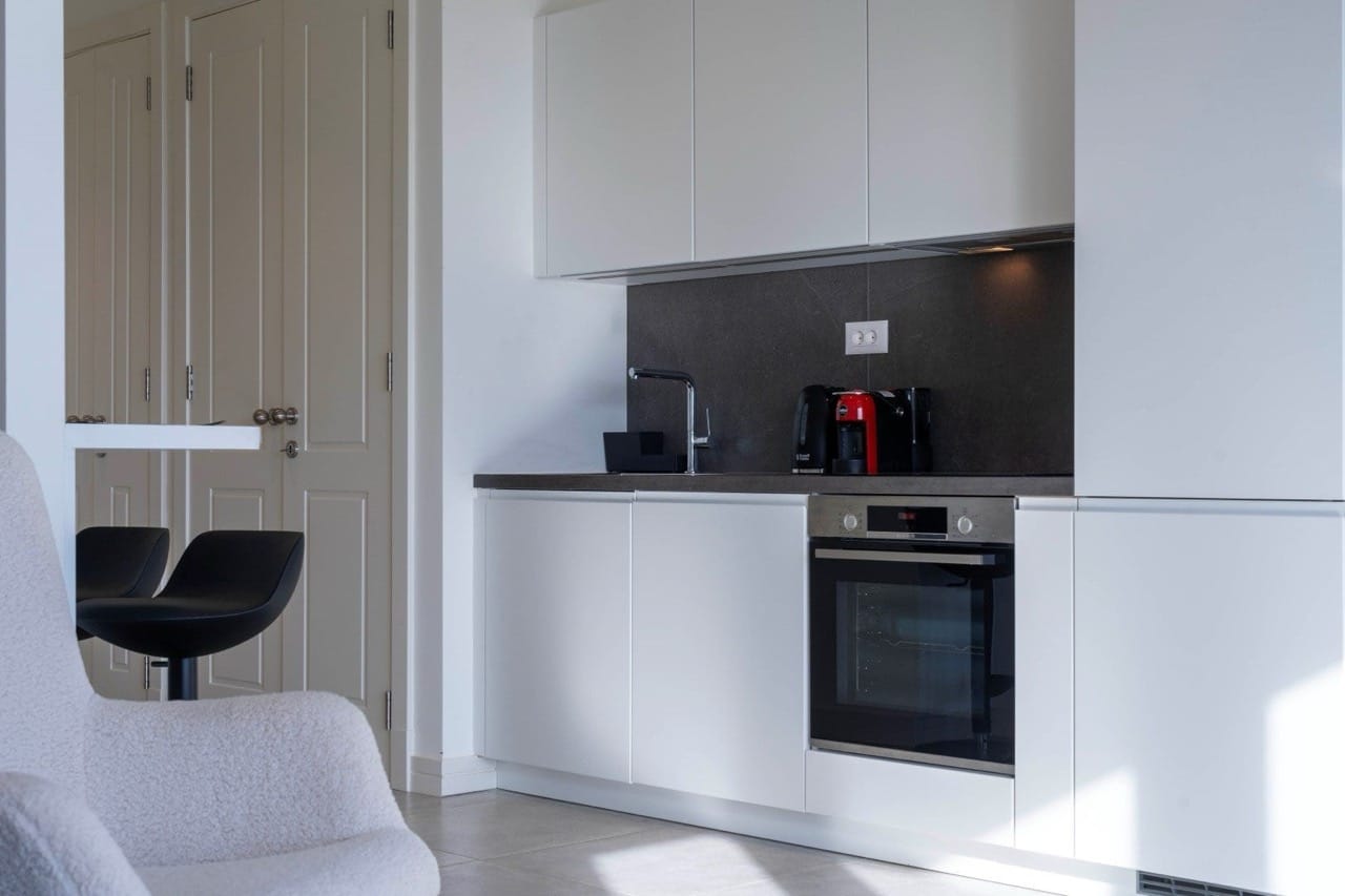 Moderne weiße Küche in den Apartments von Luštica Bay, Radovići, Montenegro: Einbaugeräte und stilvolles Interieur.