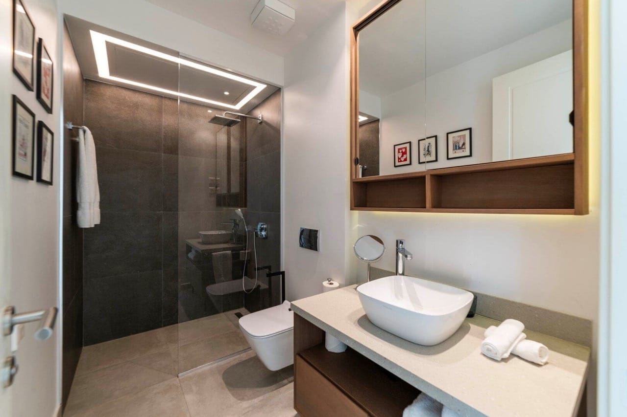 Modernes Badezimmer in einer Wohnung in Luštica Bay, Radovići, Montenegro: Duschkabine, stilvolle Sanitäranlagen und Dekor.