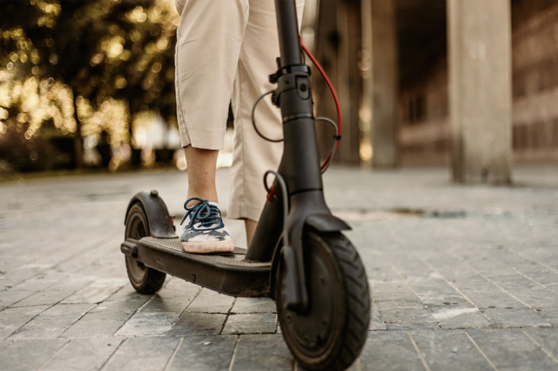 Der Verkehr von E-Scootern in Montenegro wird geregelt