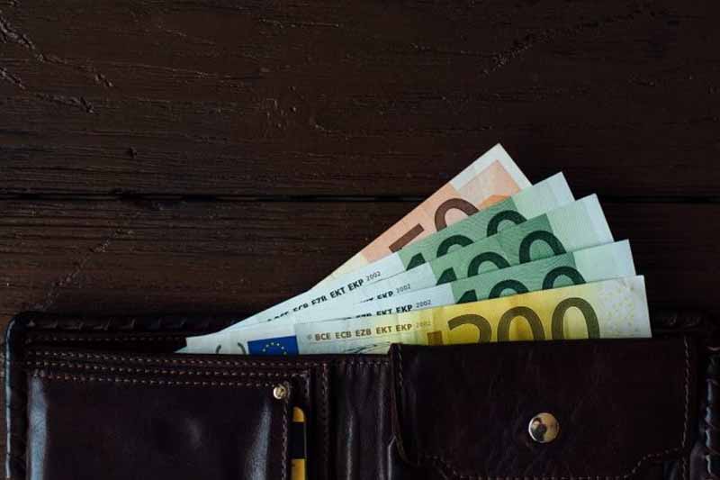 In welchen Branchen und Gemeinden Montenegros liegt das durchschnittliche Gehalt über 1000 Euro