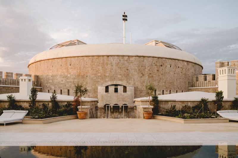 Das Forbes-Magazin hat die Insel Mamula in Montenegro in die Liste der besten Reiseziele der Welt für 2023 aufgenommen