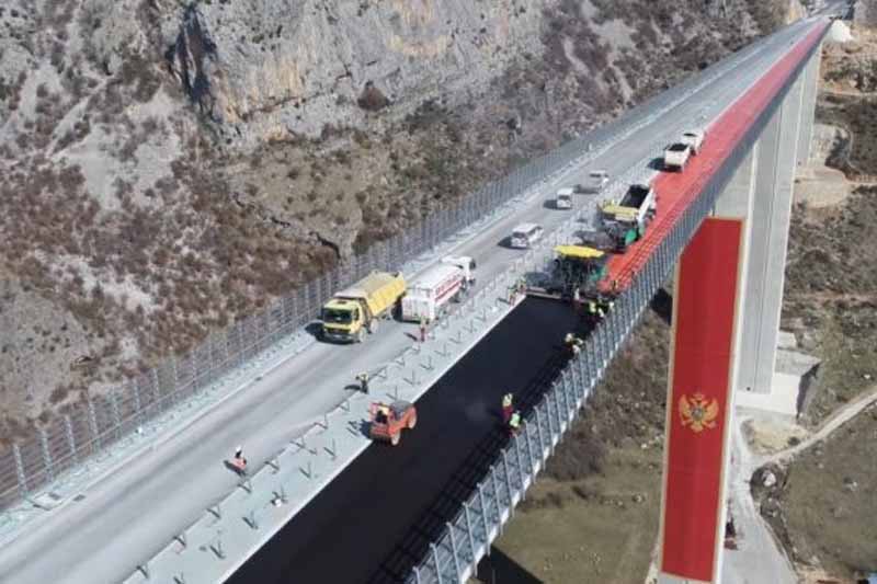Die Asphaltierung der Brücke „Moračica“ in 160 Metern Höhe hat begonnen