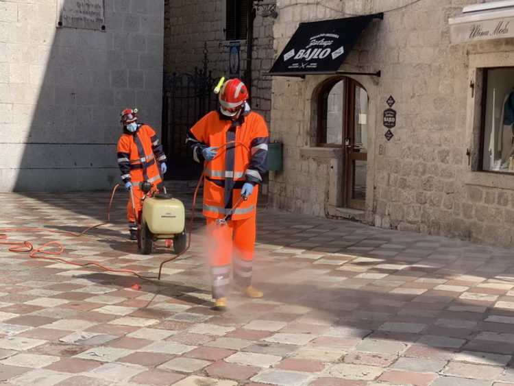 In Kotor werden Straßen und Plätze desinfiziert