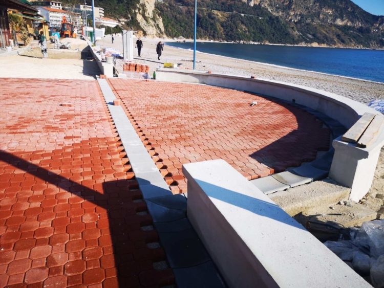 Die Pflasterung der Uferpromenade entlang des Strandes „Jaz“ an der Budva-Riviera hat begonnen