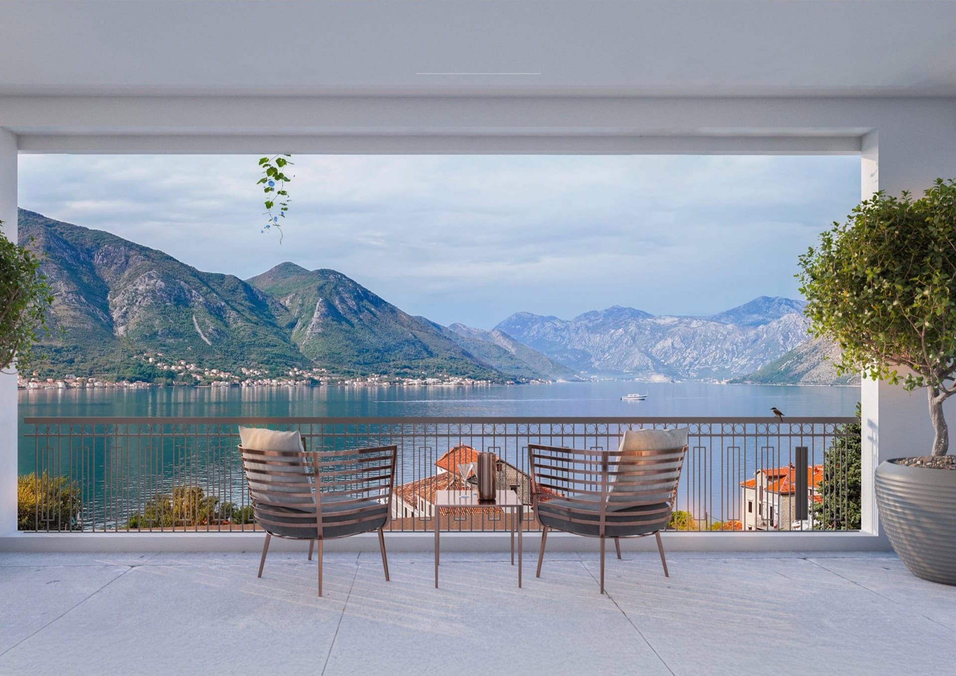 Terrasse avec vue sur la baie de Kotor dans le complexe résidentiel Ljuta, Monténégro : mobilier moderne, vue panoramique sur les montagnes et la mer.