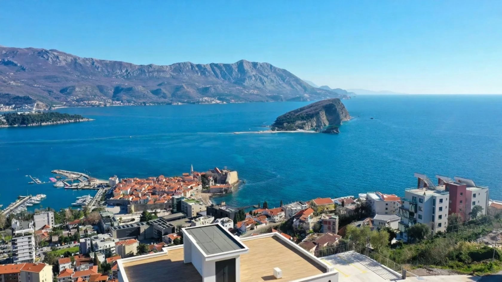 Panoramablick auf Budva, die Insel Sveti Nikola und die Adria von der Terrasse der Villa in Montenegro.