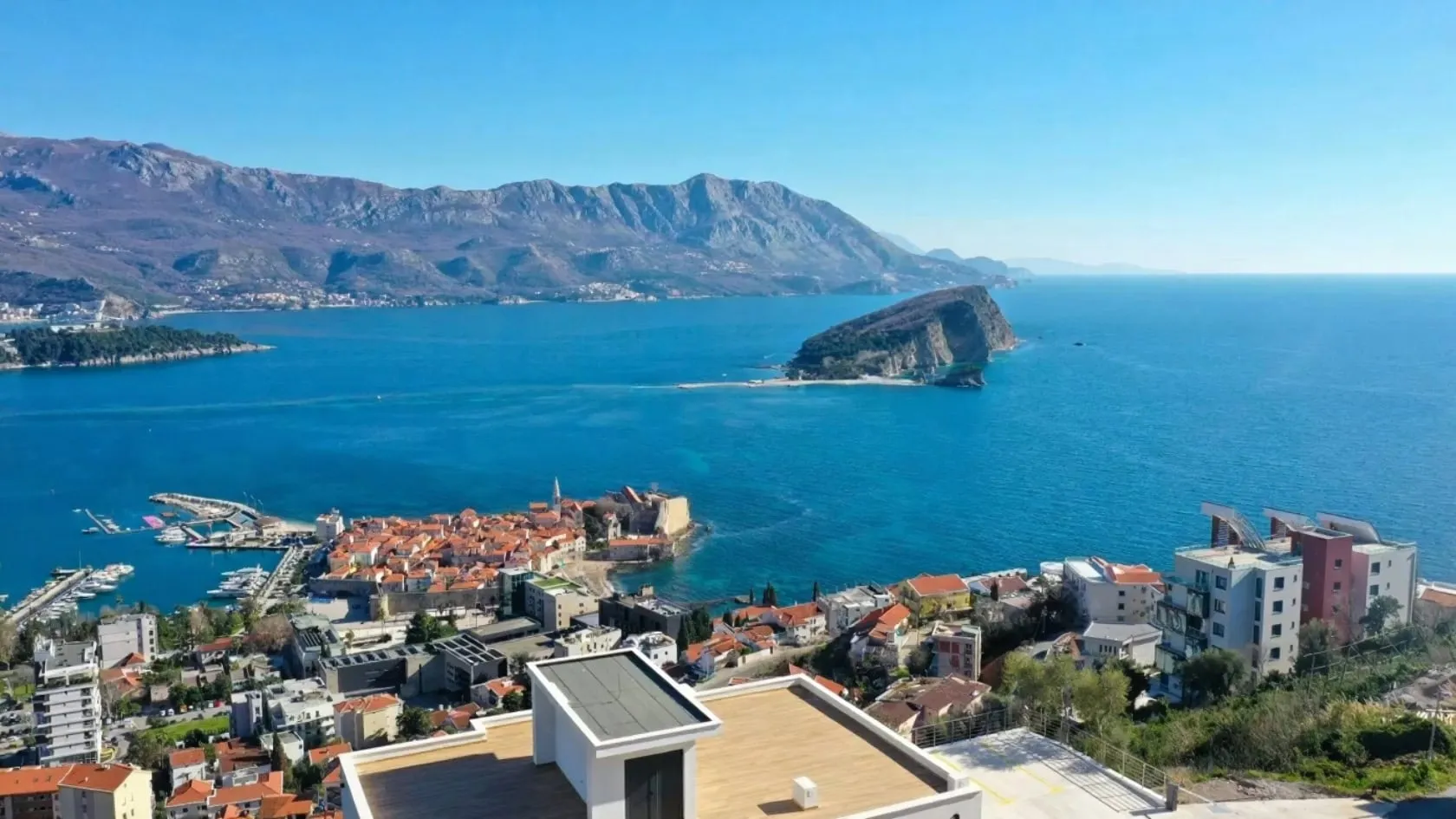 Vue panoramique sur Budva, l’île Saint-Nicolas et la mer Adriatique depuis la terrasse de la villa au Monténégro.