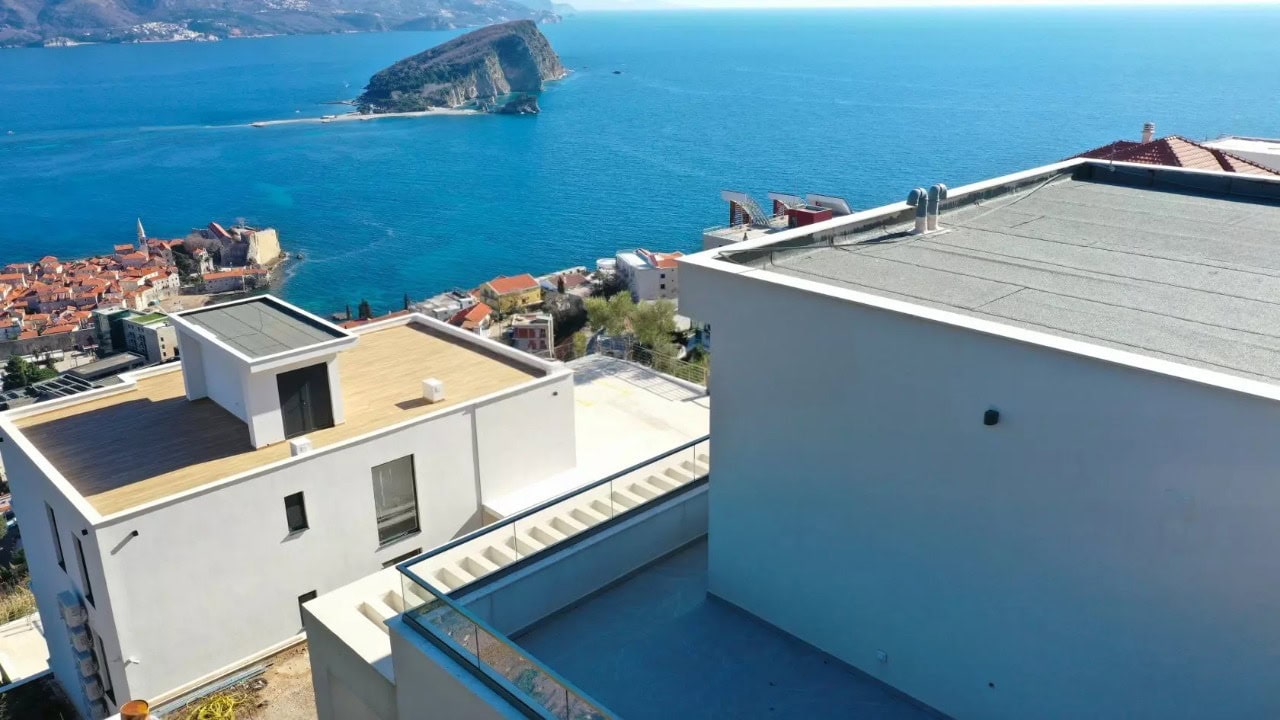 Moderne Villa in Budva, Montenegro: Panoramablick auf das Meer, die Insel Sveti Nikola und die Stadt von der Terrasse des Hauses.