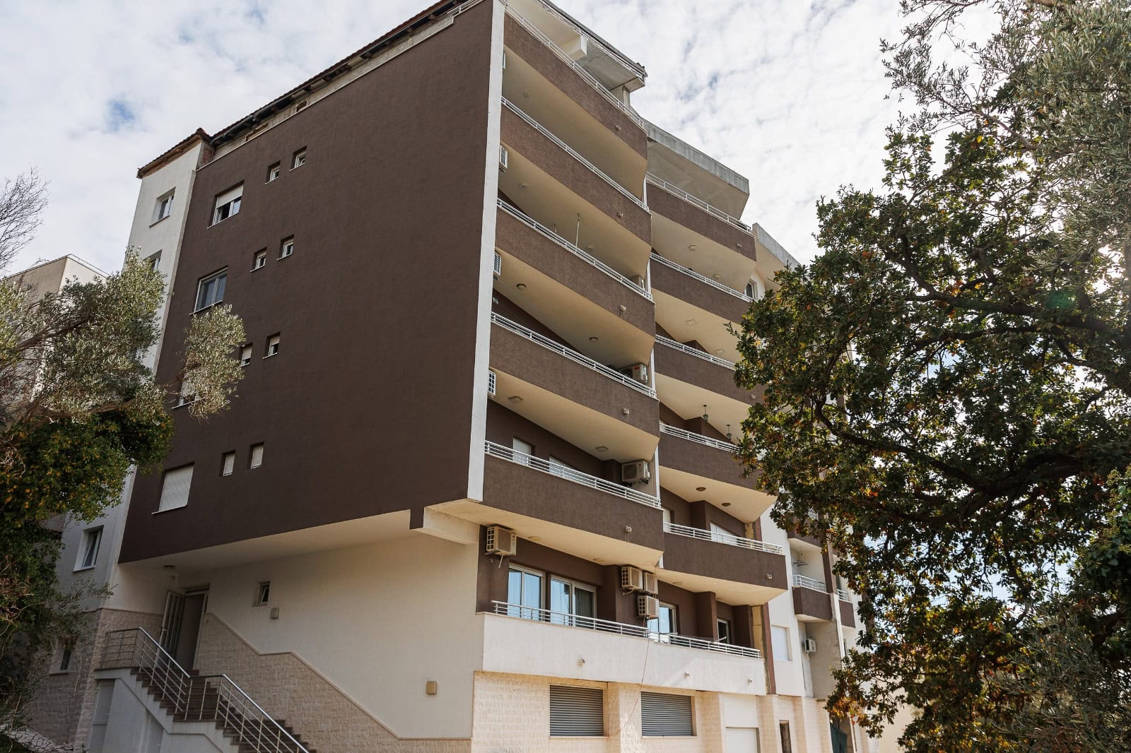 Modernes Mehrfamilienhaus mit Balkonen und Fassadenverkleidung in Bečići, Montenegro