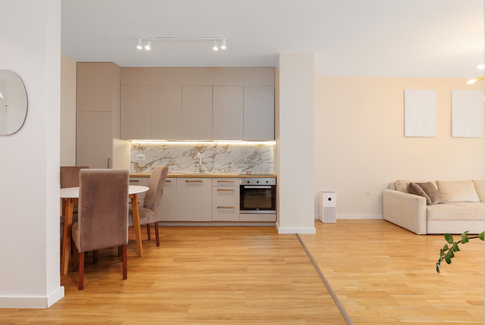 Moderne Küche-Wohnzimmer mit Möbeln und Geräten in einer Wohnung in Bečići, Montenegro