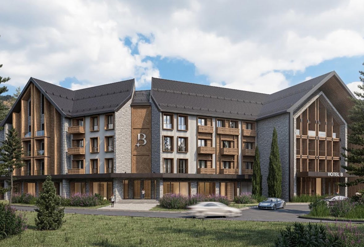 Современный жилой комплекс Hotel B в Колашине, Черногория: фасад из камня и дерева с балконами и парковкой.
