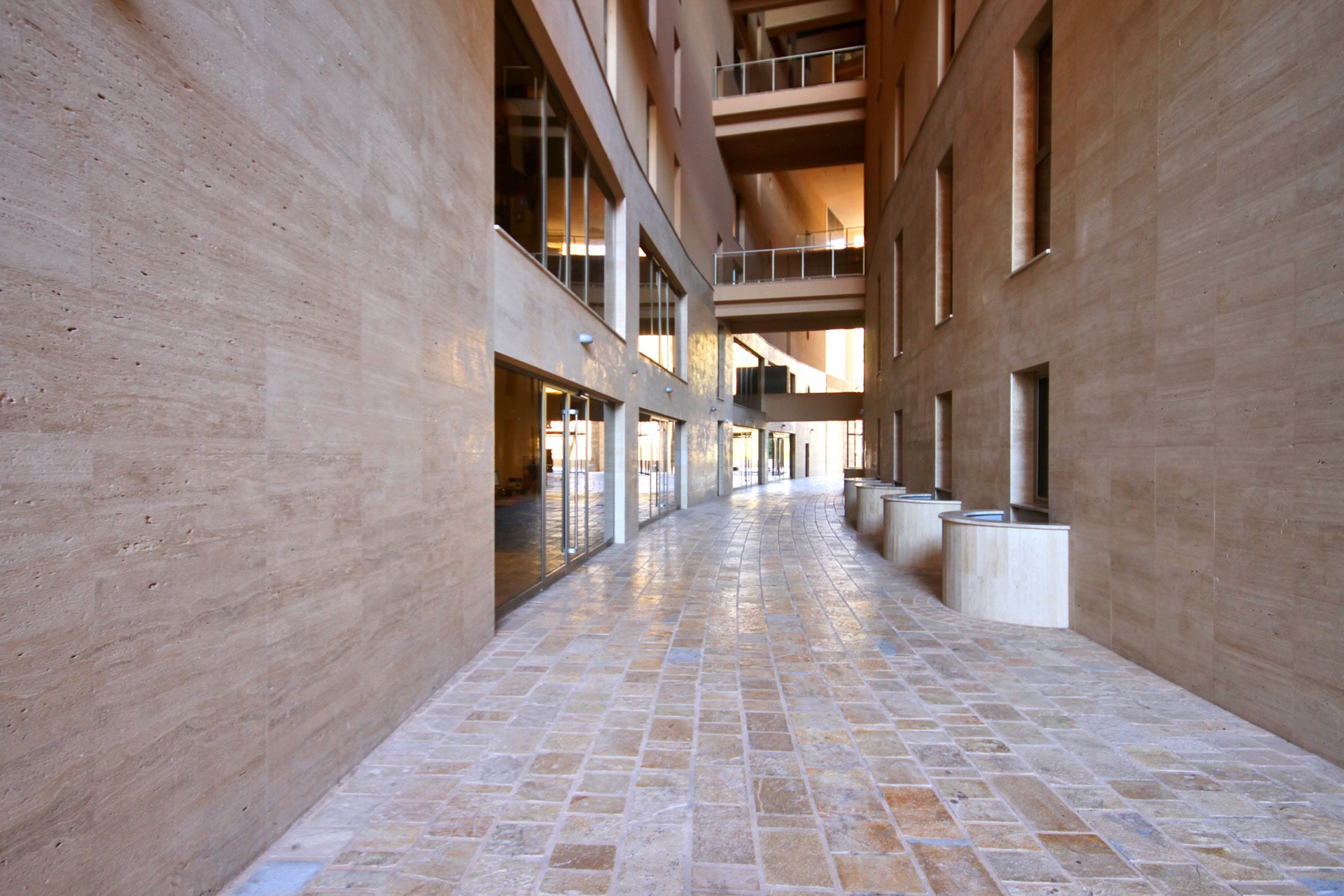 Moderner Wohnkomplex in Budva, Montenegro: innere Galerie mit Natursteinverkleidung und Panoramafenstern