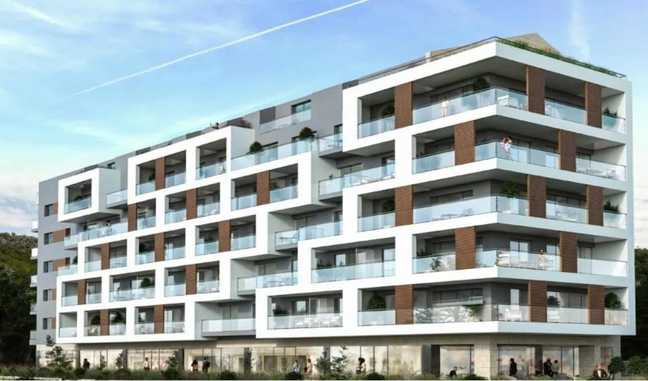 Moderner Wohnkomplex mit Terrassen und Panoramafenstern in Budva, Montenegro: Blick auf die Fassade des Neubaus.
