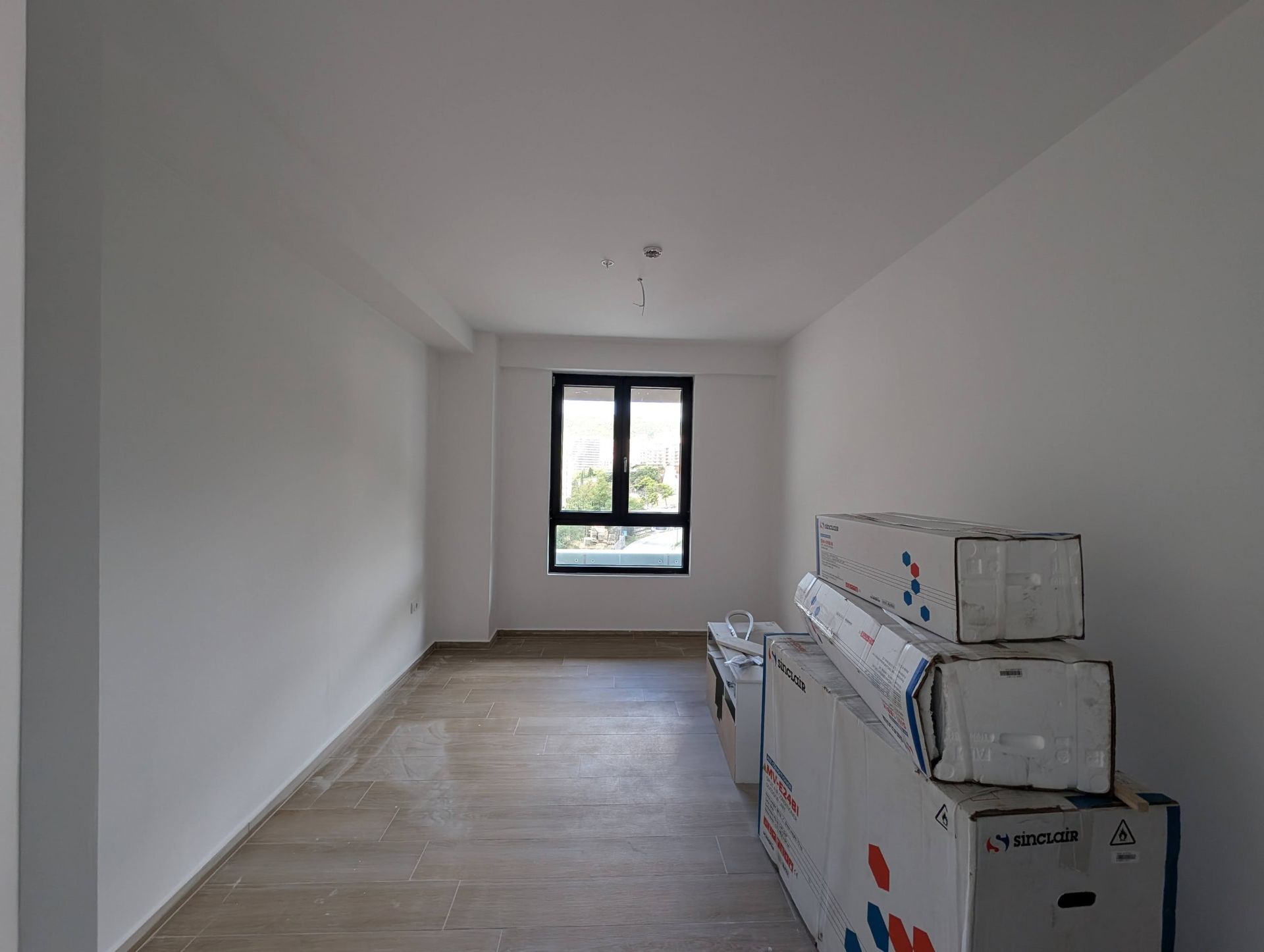 Salon avec finitions prêtes et cartons de matériaux dans un appartement en construction à Rafailovići, Monténégro