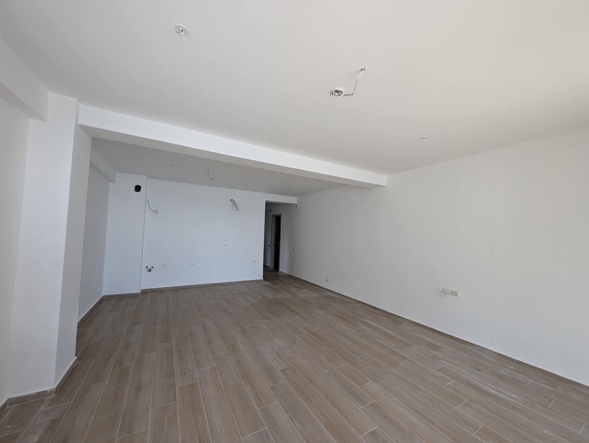 Salon spacieux avec finitions soignées et murs clairs dans un appartement en construction à Rafailovići, Monténégro
