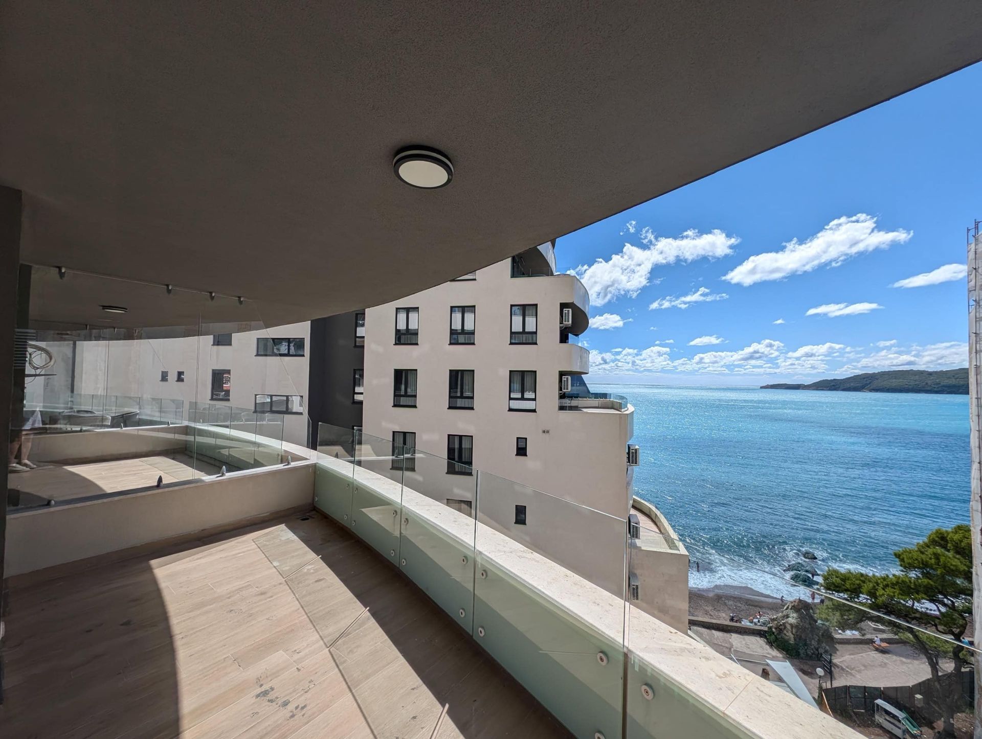 Balcon spacieux avec vitrage panoramique et vue sur la mer dans le complexe résidentiel à Rafailovići, Monténégro