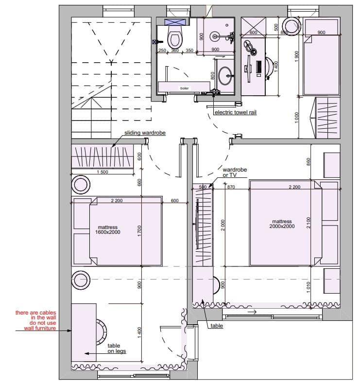 Grundriss von zwei Schlafzimmern mit Bad in der Wohnanlage Kavac, Montenegro: Schema der Möblierung mit Betten und Schränken in den Apartments.
