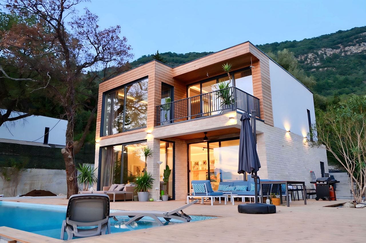 Moderne zweistöckige Villa mit Panoramafenstern, Terrasse und Pool in Kavac, Montenegro.
