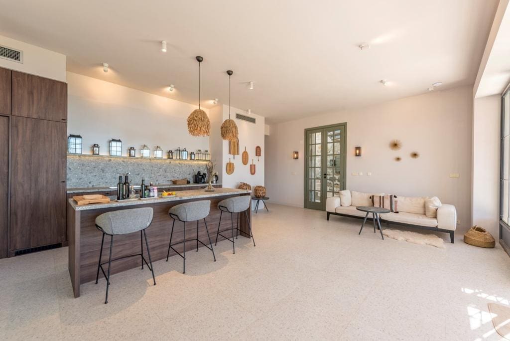 Cuisine-salon moderne avec îlot et intérieur lumineux dans une villa à Herceg Novi, Monténégro.