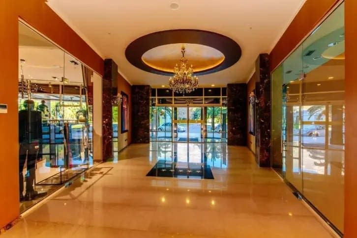 Luxuriöse Hotellobby in Budva, Montenegro: Marmorboden, Kristalllüster, Panoramafenster und stilvolles Interieur.