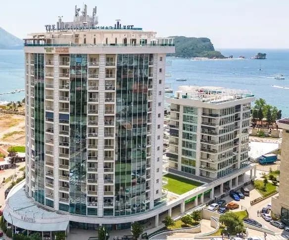 Moderner Wohnkomplex Tre Canne mit Panoramaverglasung in Budva, Montenegro, mit Blick auf die Adria.