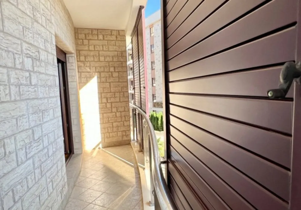 Balkon sa ciglenim zidom, zastakljenjem i ogradom