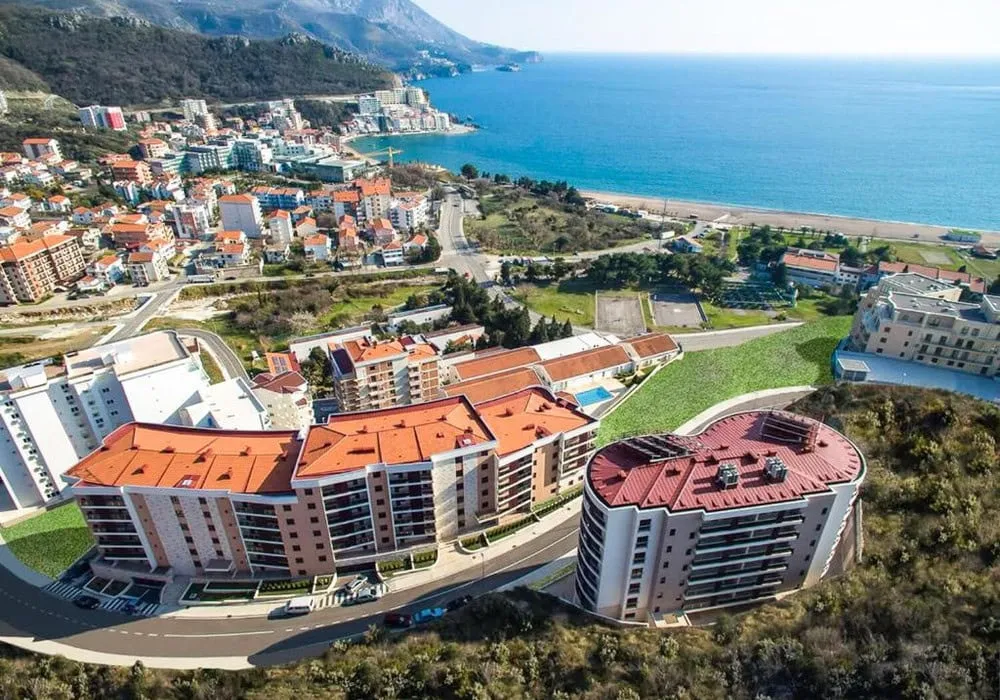 Pogled iz vazduha na moderne stambene komplekse na obali