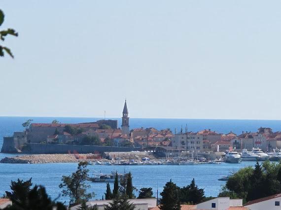 Panoramablick auf die Altstadt von Budva, den Yachthafen und die Adria, Montenegro.